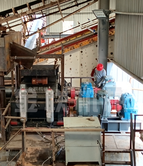 大型全自動液壓對輥制砂機安裝現場