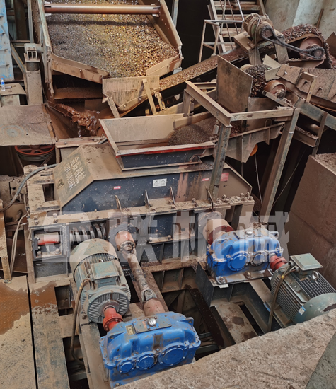 半自動液壓對輥破碎機制砂生產線現場