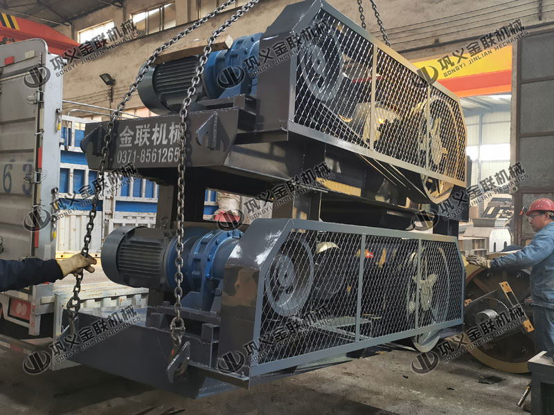 兩臺小型組合對輥制砂機設備發貨圖片