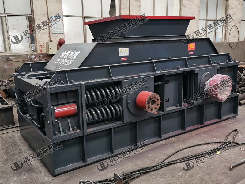 大型半自動液壓對輥制砂機發貨 發往內蒙古