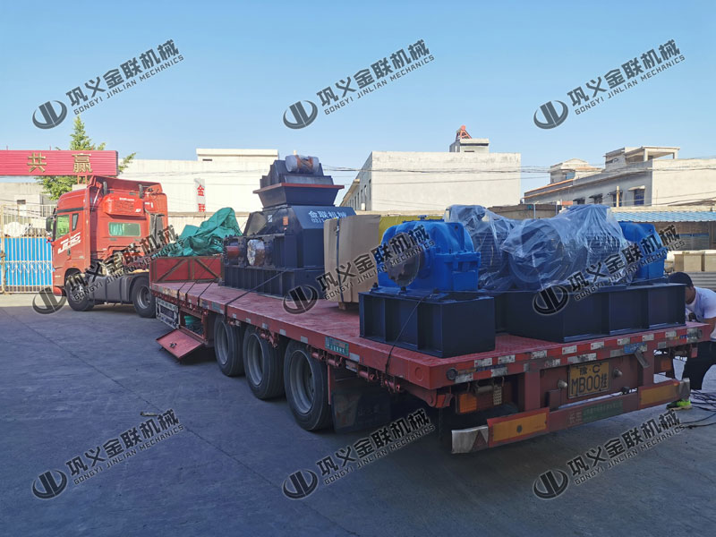 1200x800大型半自動液壓對輥破碎機發往四川