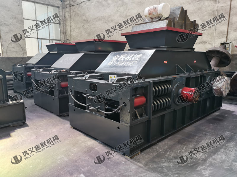 1200x800型半自動液壓對輥制砂機發貨圖片