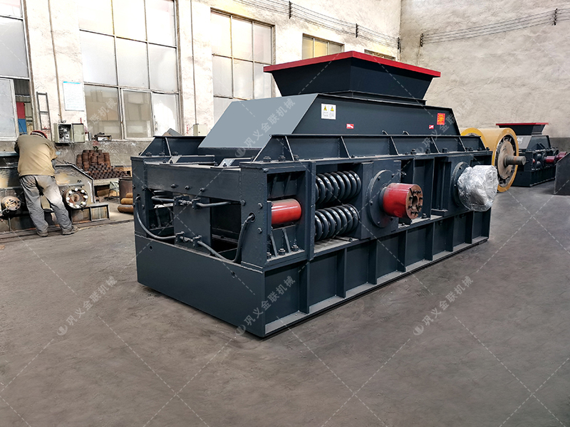 大型半自動液壓對輥制砂機發貨 發往內蒙古