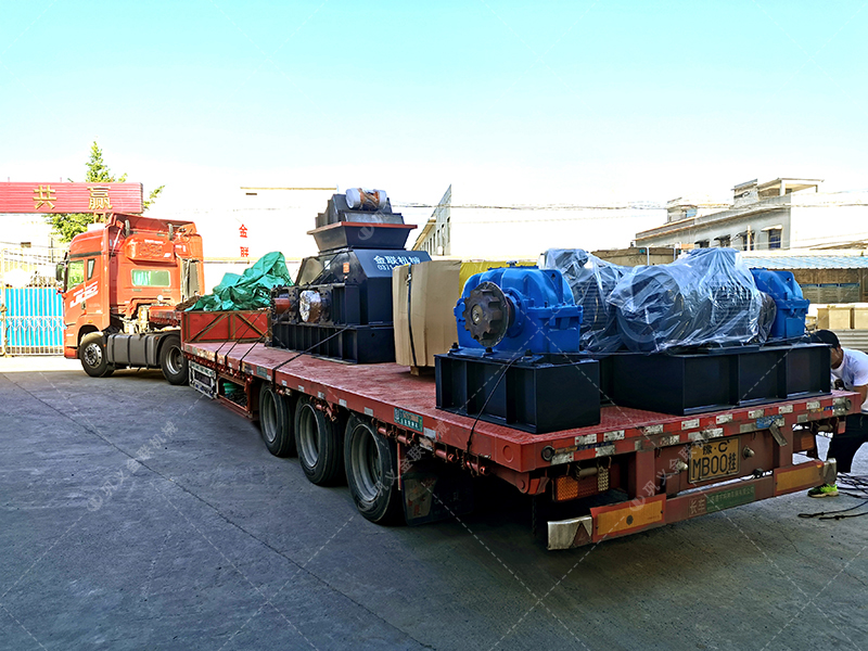 時產100多噸大型對輥破碎機發往湖北河卵石制砂