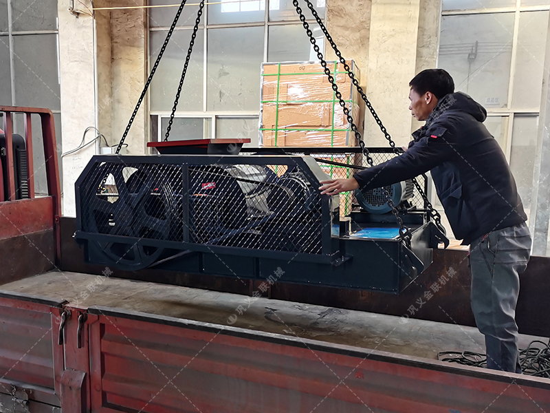 2PCG小型雙齒輥破碎機發貨圖片_發往烏魯木齊_破碎玻璃