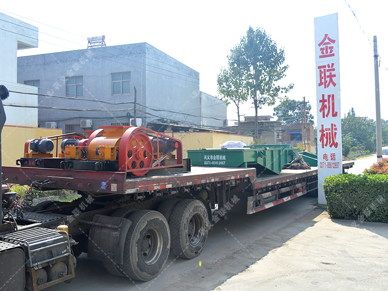 兩臺小型對輥破碎機和直線篩發貨圖片_發往江蘇南通_處理硅石