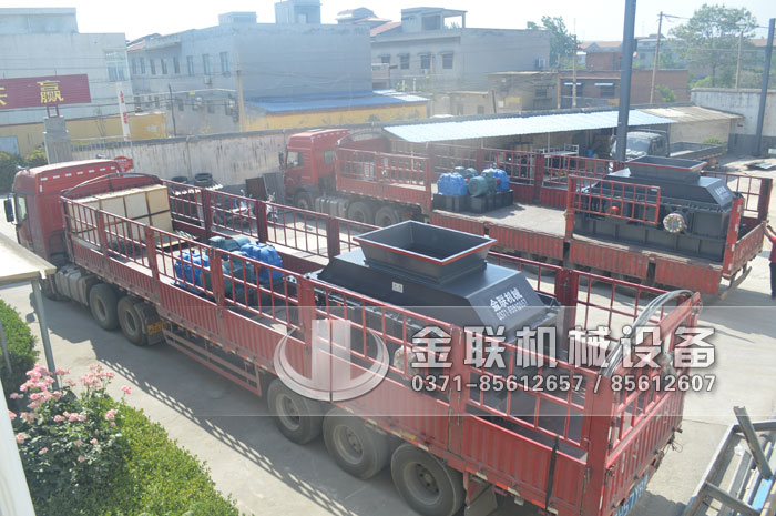 兩臺超大型半自動液壓對輥制砂機發往湖北襄陽征戰沙場